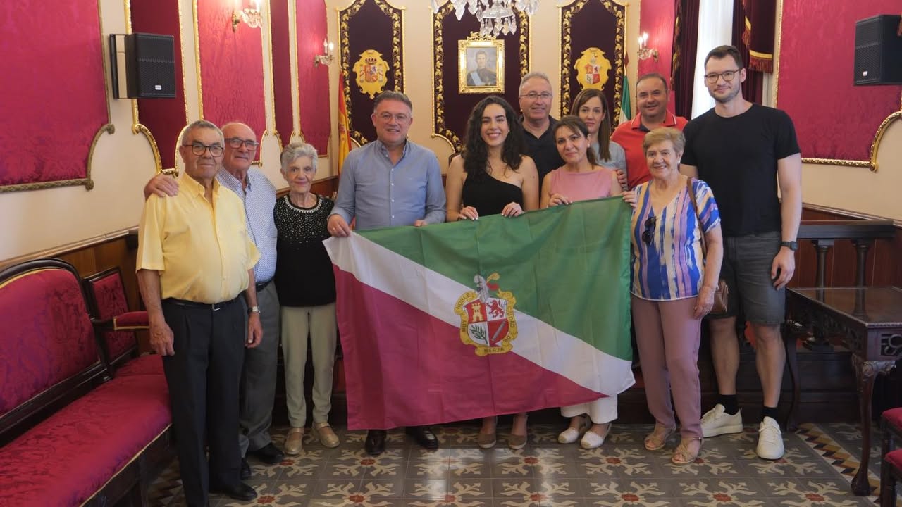 Alicia Robles Pérez, talento virgitano en física e ingeniería, recibe el reconocimiento del alcalde de Berja